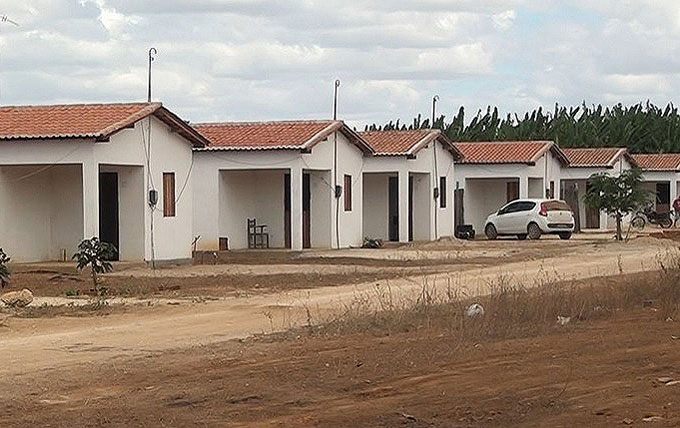 Seis casas construídas lado-a-lado