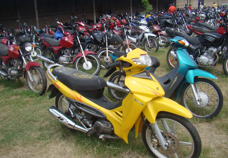 Várias motocicletas alinhadas lado-a-lado de forma visível em quatro fileiras