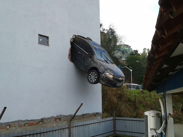 Carro preso em parede de um edifício