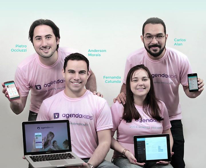 Pietro Occiuzzi, Anderson Morais, Fernanda Catunda e Carlos Alan vestindo camisa com logotipo da plataforma Agenda Kids