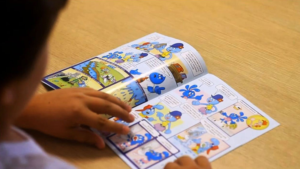 Criança lendo revista em quadrinhos