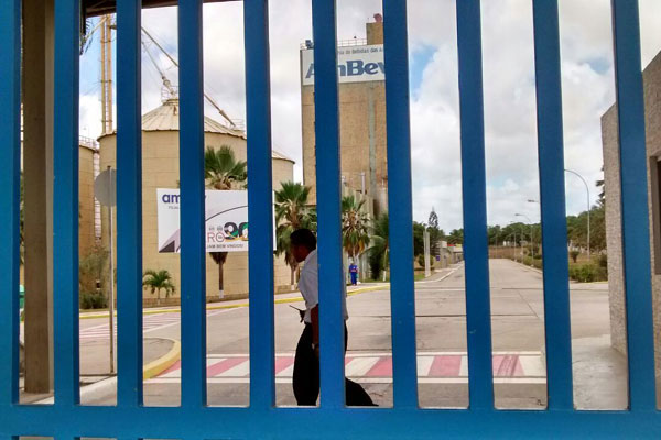 Portões fechados da fábrica AmBev