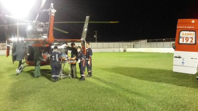 Helicóptero do Ciopaer e equipe do SAMU socorrendo vítima de assalto.