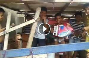 Imagem parcial de uma página do Facebook do vídeo com garotos tocando instrumentos