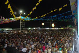 Foto de pista do Chitão Corujão cheio e decorado com bandeirinhas de São João
