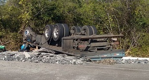 Caminhão capotado  - acidente ocorrido na BR 116.