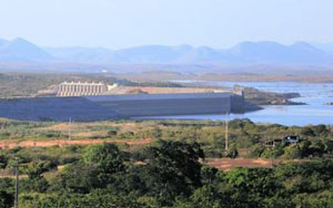 Visão distante da barragem do Castanhão no Ceará, revelando o baixo nível de água