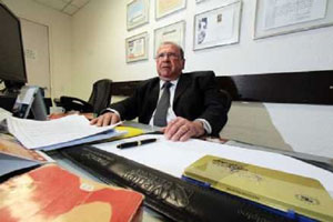 Francisco Chagas Barreto a mesa de escritório