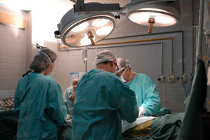 Médicos efetuado cirurgia