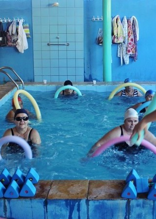 Aula de natação no Espaço Viva em Limoeiro do Norte, Ceará