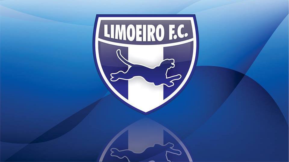 Escudo do Limoeiro Futebol Clube sobre um fundo azul.