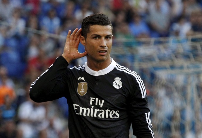 Cristiano Ronaldo com camisa preta do Real Madrid em jogo