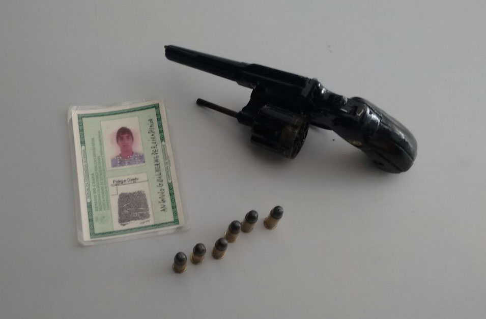 Revólver calibre 32, munição e documento de identidade