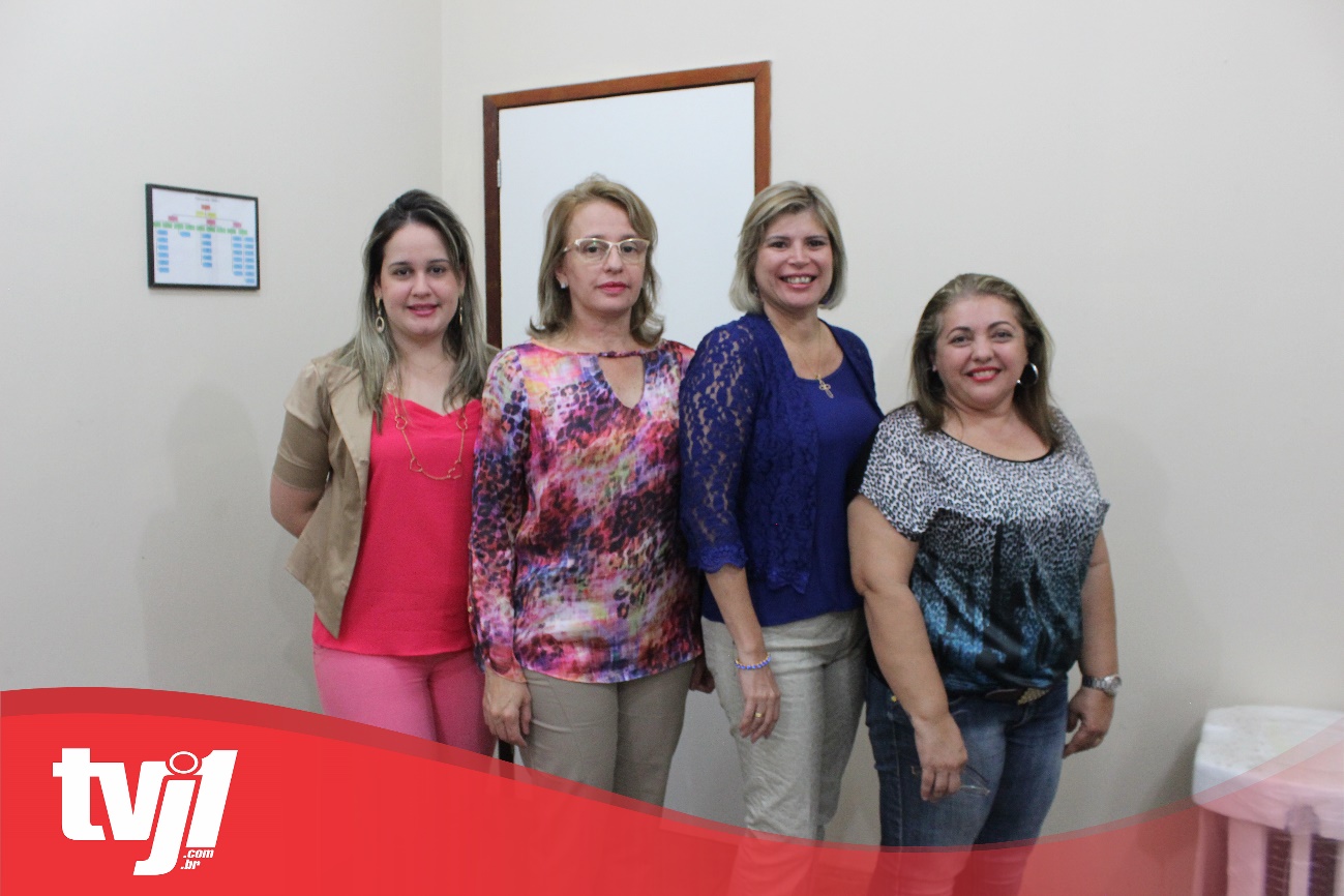 Soraya Nogueira, Secretária de Saúde de Limoeiro no centro a esquerda e Mary, Diretora do Hospital Regional de Limoeiro no centro a direita.