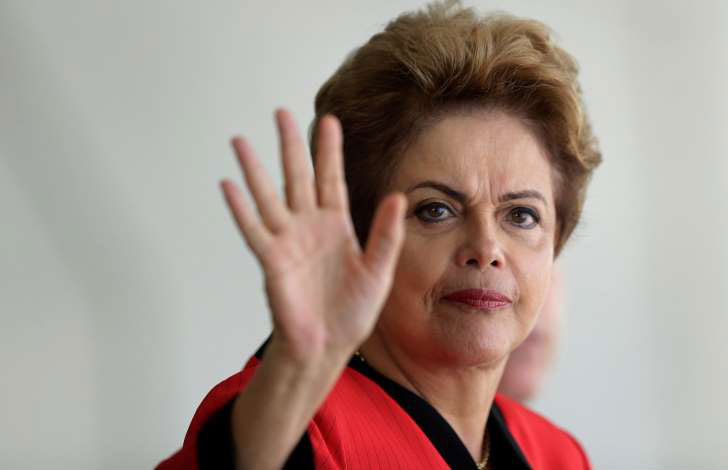 Dilma Rousseff acenando