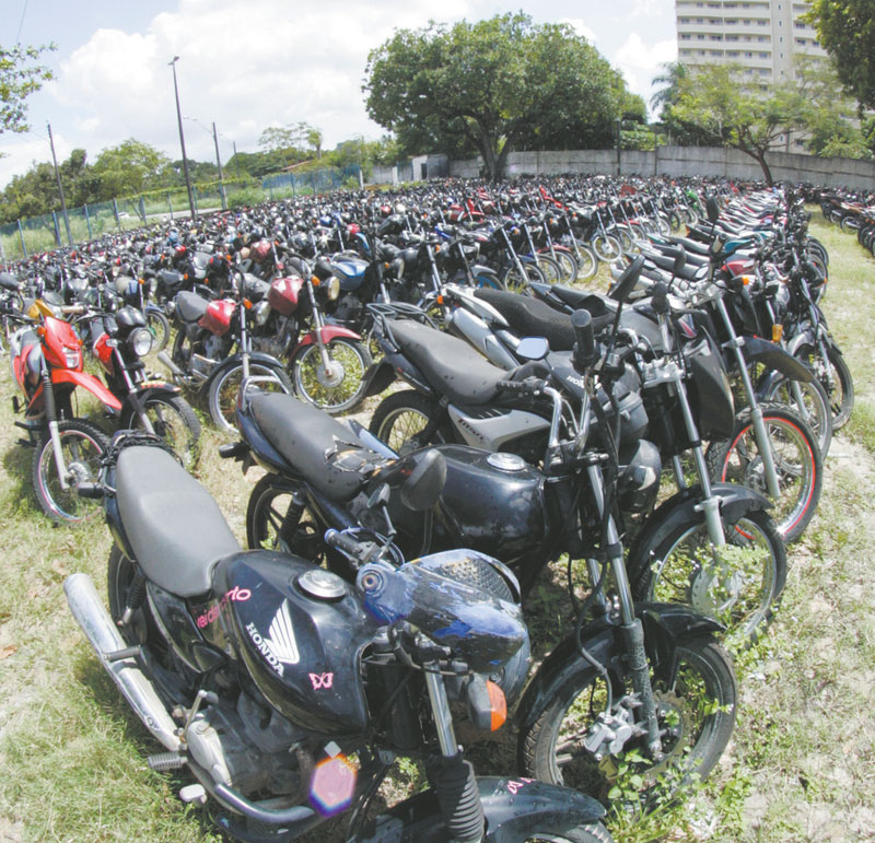 Várias motocicletas alinhadas lado-a-lado em várias filas