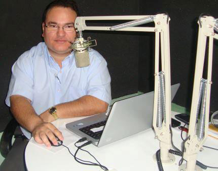 Gleydson Carvalho no estúdio da rádio