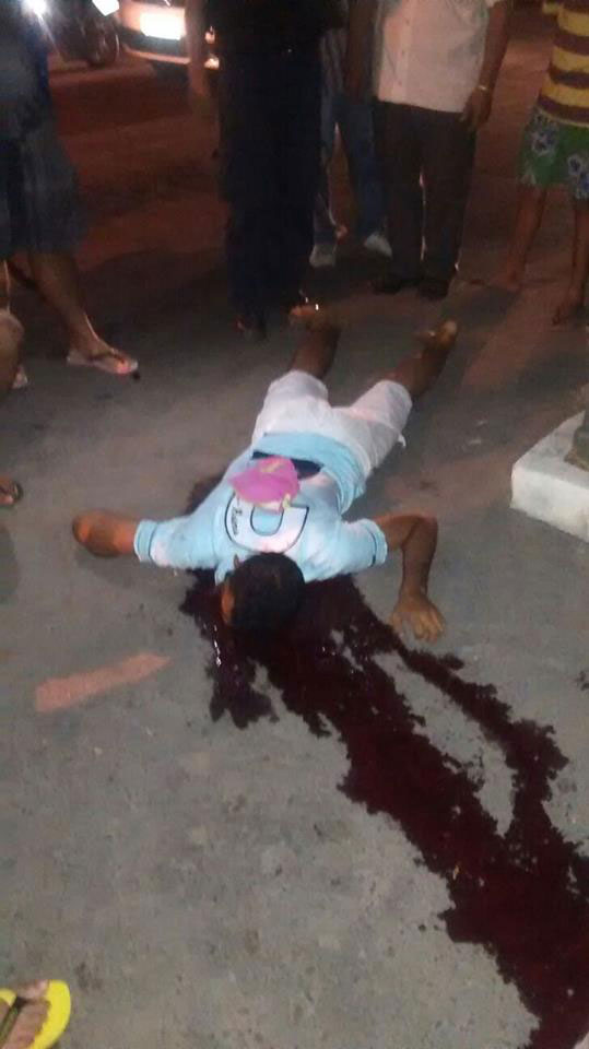 Francisco Jardel Alves de Oliveira ao chão após ser atingido pelo disparo de arma de fogo
