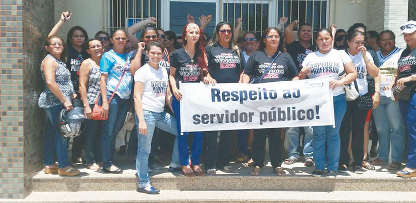 Servidores públicos em protesto, segurando faixa com o letreiro: "Respeito ao Servidor Público"