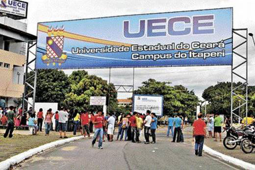 Pessoas no portão de entrada da Universidade Estadual do Ceará - Campus do Itaperi