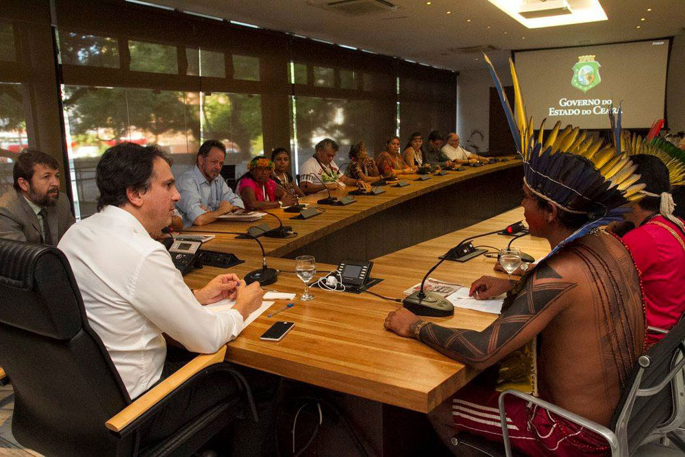 Camilo Santana em reunião com representantes de 13 etnias