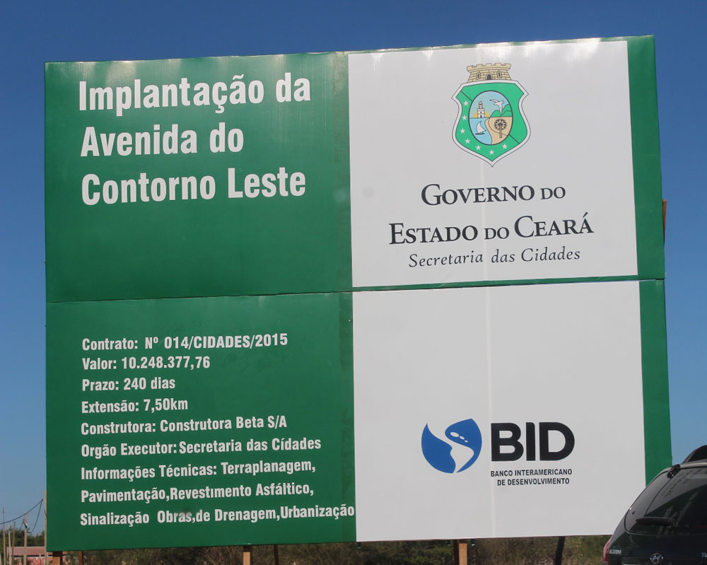 Placa com o letreiro Avenida do Contorno Leste, o brasão do Governo do Estado do Ceará e dados sobre a obra.