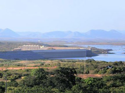 Visão distante da barragem do Castanhão no Ceará, revelando o baixo nível de água.