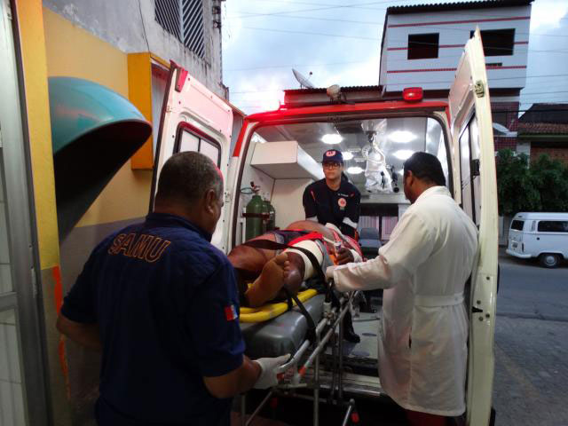Ambulância do SAMU fazendo atendimento de uma pessoas acidentada