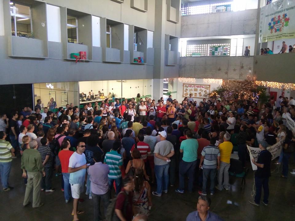 Professores do estado do Ceará concentrados na SEDUC lutando contra a portaria 