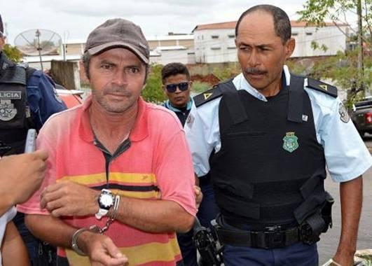 Antônio Ademir Castro Rufino sendo levado algemando pela policia