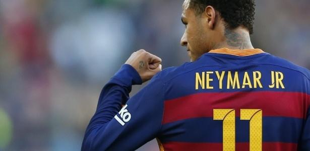Neymar de costas com a mão fechada e erguida em sinal de vibração, vestindo a camisa número onze