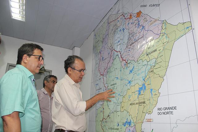 Zé Mota, Danilo Forte e Roberto Pinheiro observando o mapa do Ceará.
