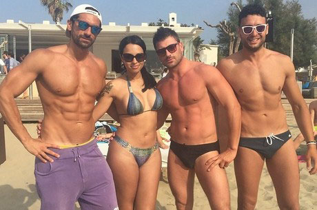 Ex-BBB Ariadna Arantes de biquíni na praia com amigos