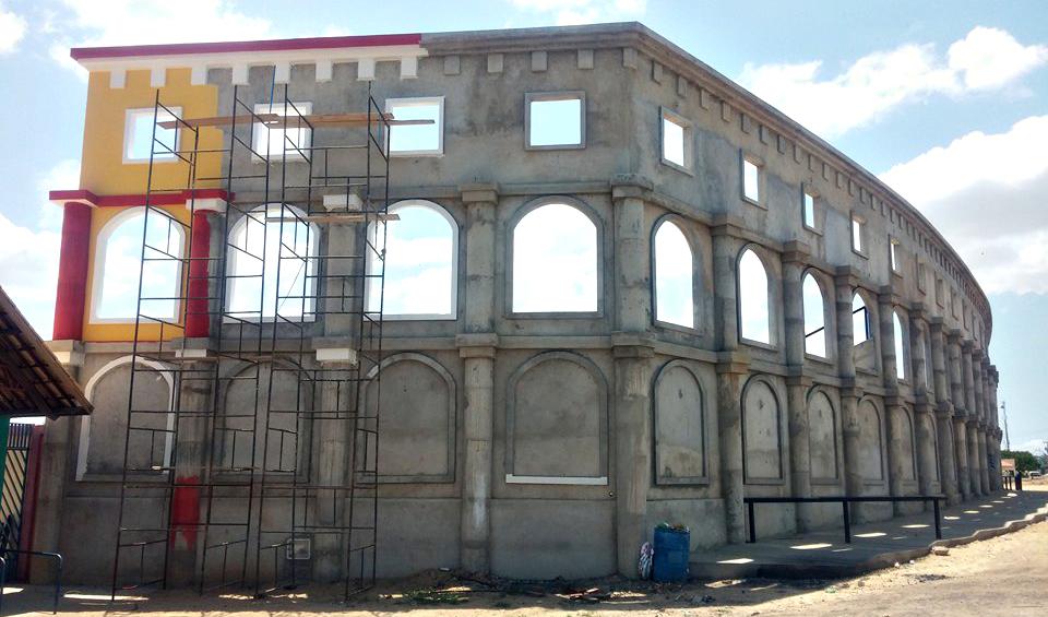Estádio inspirado no Coliseu de Roma que fica na cidade de Alto Santo – CE