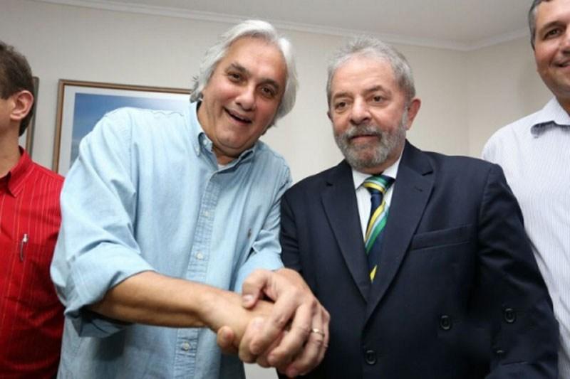 Lula e Delcídio unindo as mãos