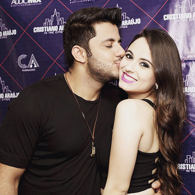 Cristiano Araujo beijando namorada no rosto