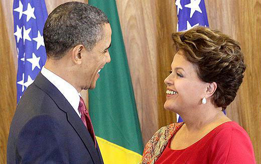 Presidentes Obama e Dilma se olhando e sorrindo