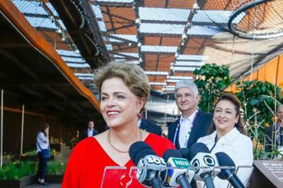 Presidente Dilma Roussef sorrindo
