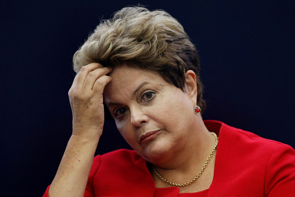 Dilma Rousseff com a mão nos cabelos
