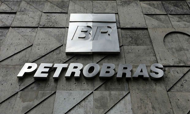 Logotipo da empresa Petrobras aplicado em parede utilizando relevo com material metálico