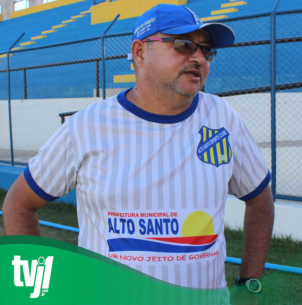 Técnico Raimundo Wagner vestindo camisa do clube Alto Santo