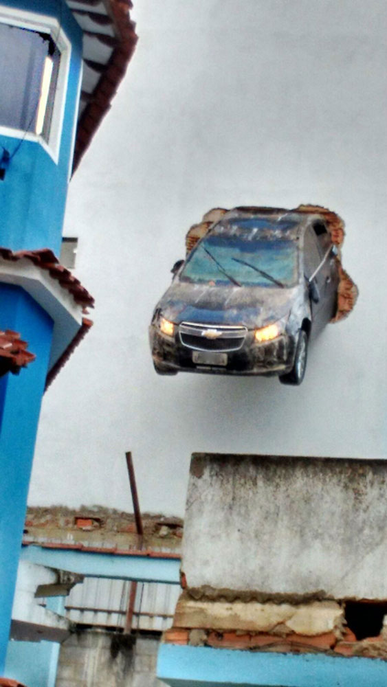 Carro preso em parede de um edifício