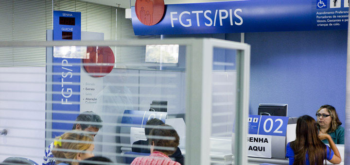 Interior de agência bancária, setor do FGTS/PIS.