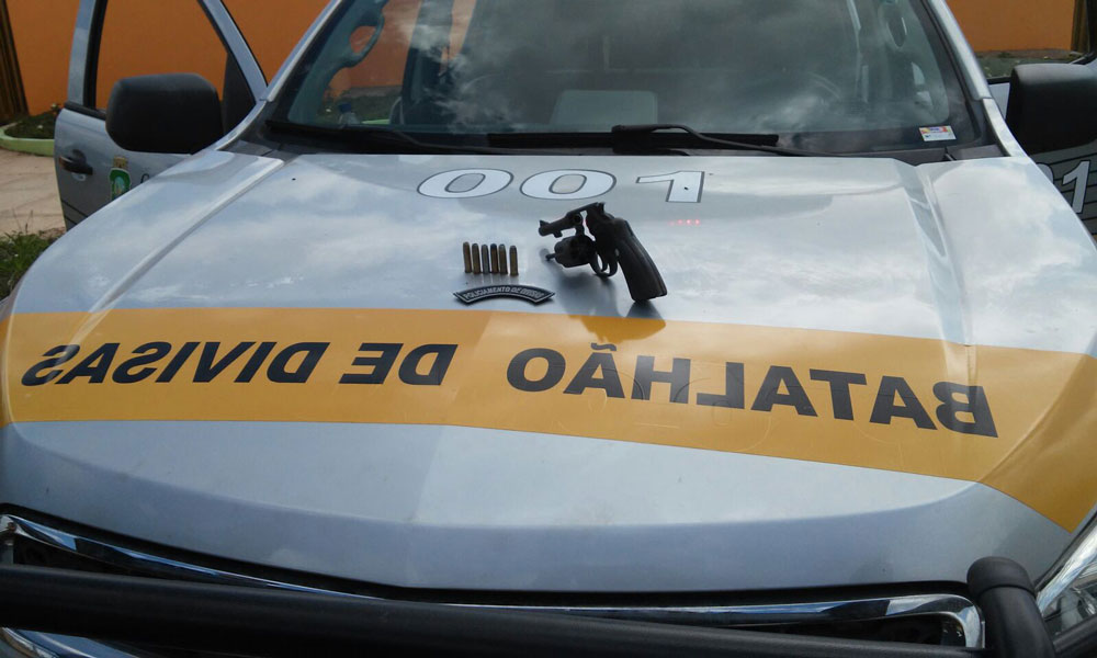 Arma e munição em cima de carro da polícia militar