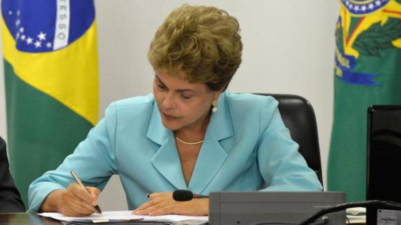 Dilma Rousseff assinando papeis