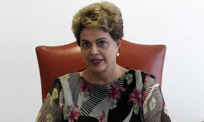 Dilma sentada em poltrona