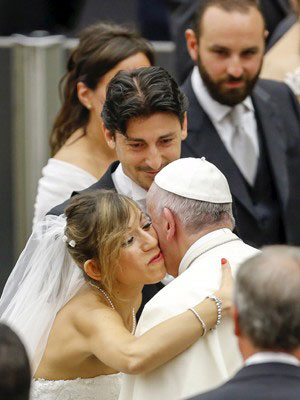 Papa cumprimentando noiva