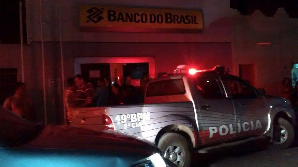 Viatura da polícia em frente a agência do Branco do Brasil