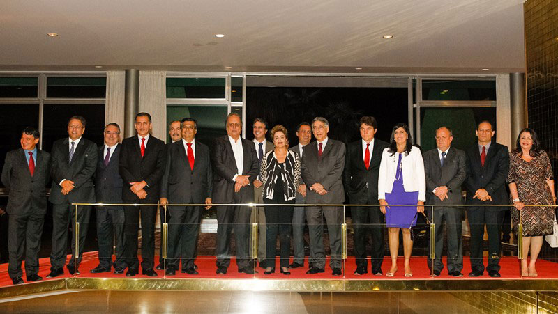 Presidente Dilma Rousseff e dezesseis políticos posando para foto