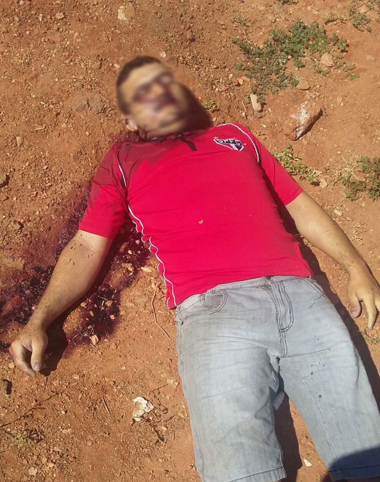 José Pessoa Peixoto Junior caído ao chão após ter sido atingido por bala na cabeça